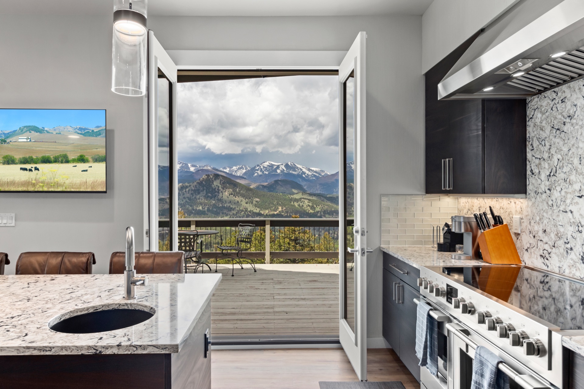 Cook with a view: prepare your meals overlooking the breathtaking Rockies