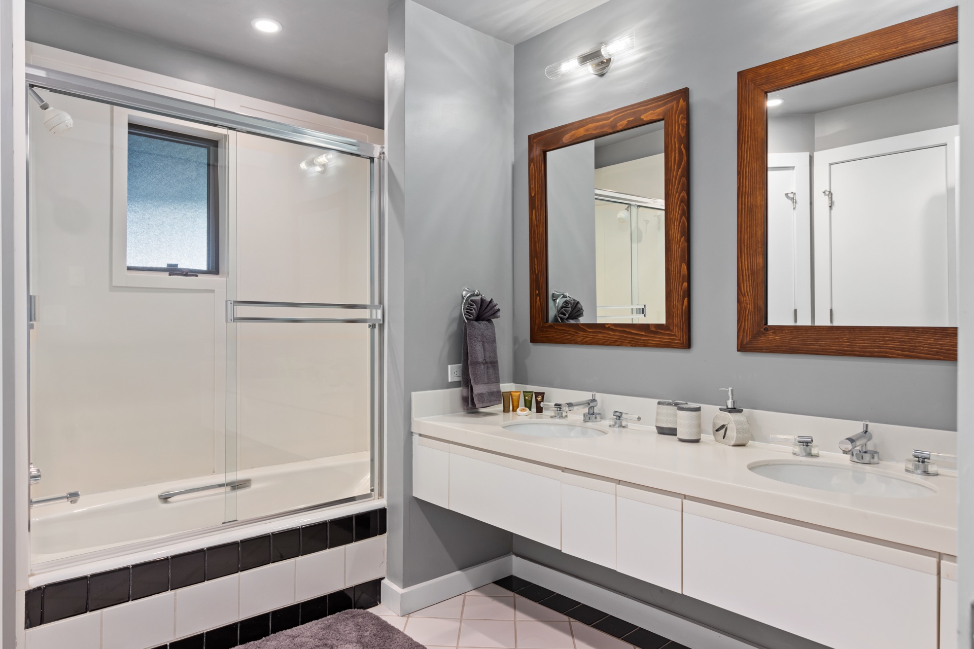 Downstairs bathroom with contemporary design