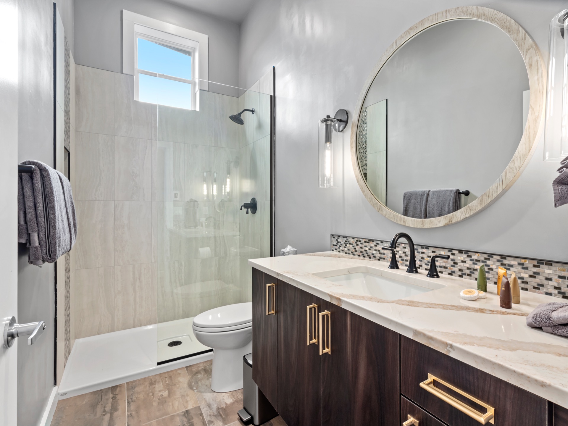 Main level full bathroom