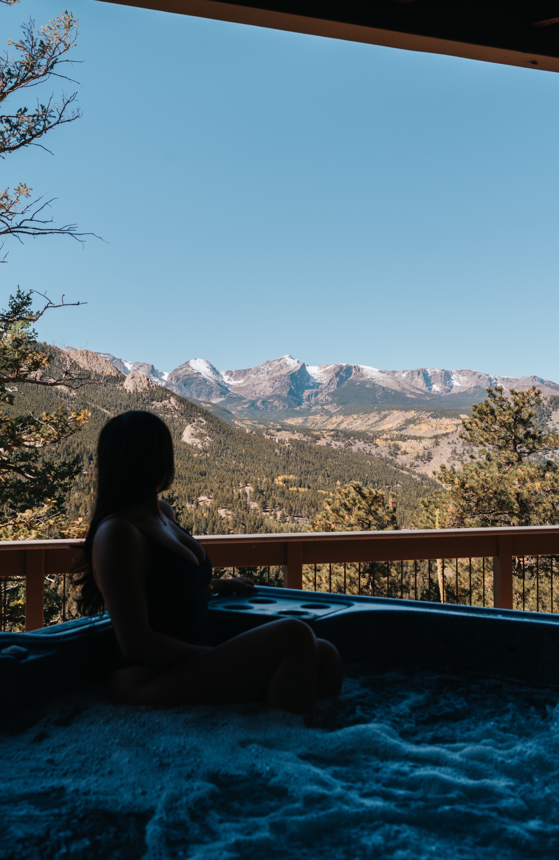 Hot tub at Casa de Cristal with mountain views