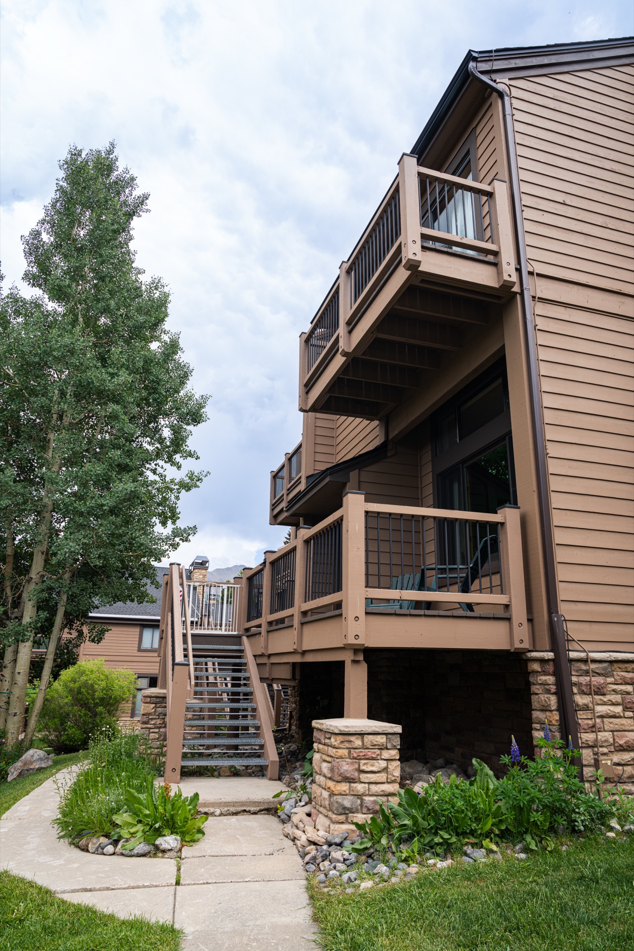 Cedars 42 building showing decks and alpine architecture