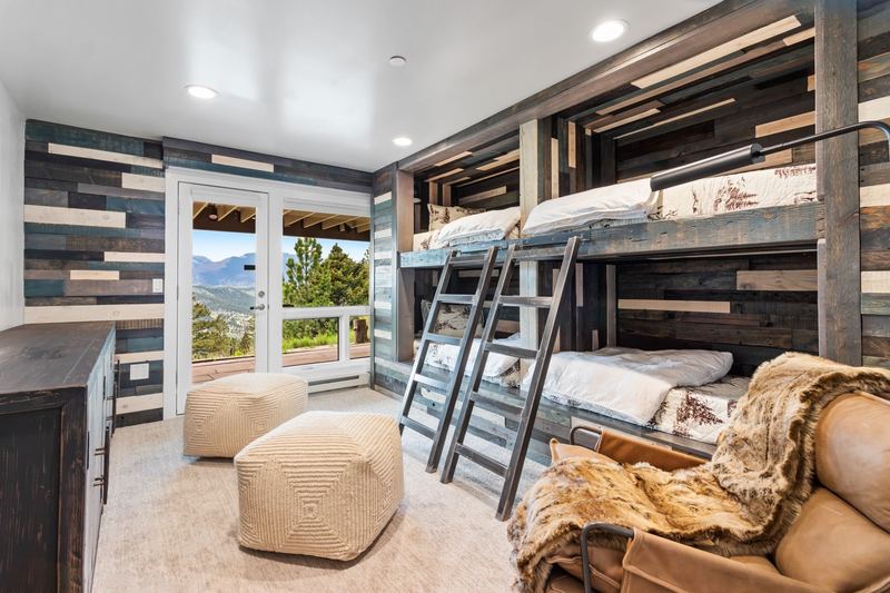 Bunk bed room with four twin bunks for kids and groups