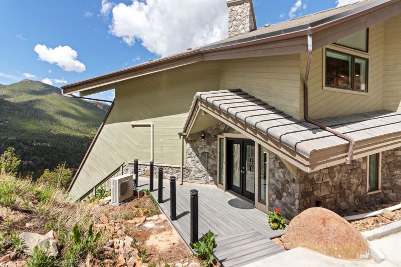 Casa de Cristal front entrance and driveway