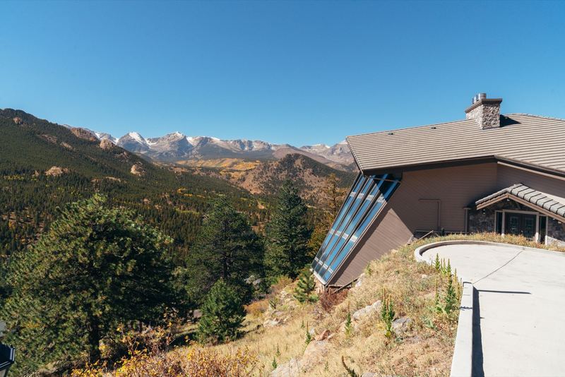 Casa de Cristal&rsquo;s angled three-story glass curtain wall against the Rockies